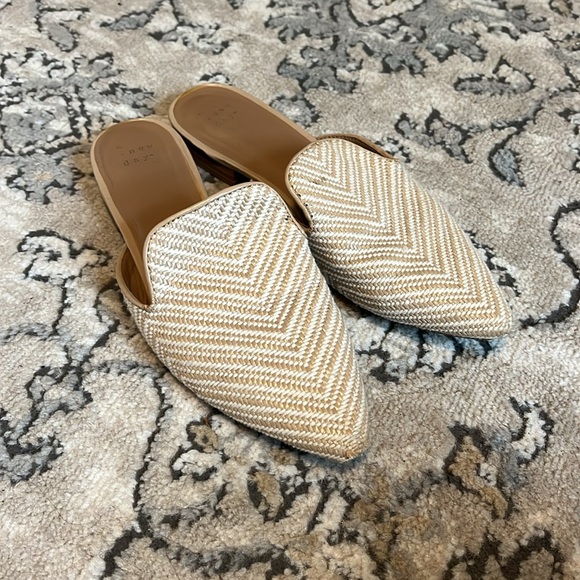 Woven/textured white and beige/nude size 7 mules - Picture 3 of 4